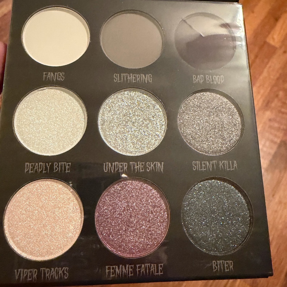 New BH Cosmetics Venom Eye Shadow Palette - Picture 3 of 5